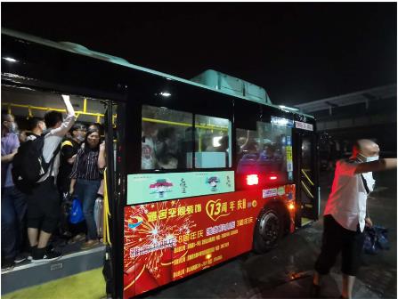 暴雨無(wú)情 公交有愛(ài) ——風(fēng)雨中的堅(jiān)守，因?yàn)槲覀兪枪蝗? width=